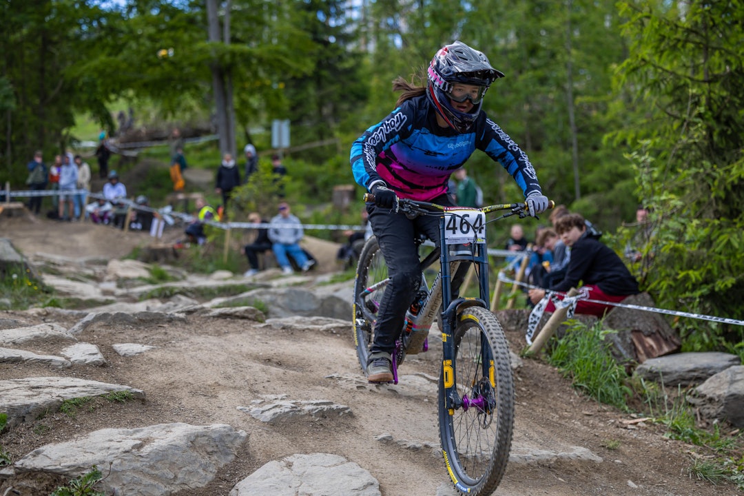 SOLID: Med en 3. og 4.plass i de respektive rittene ligger Nellie Aabech foreløpig på en 2.plass sammenlagt i sin klasse i iXS Downhill Cup. Foto: Michael Schröder nellie aabech