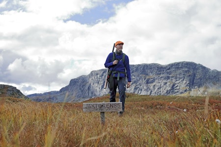 Jaktgrense: Aktiviteter på naboterrenget kan påvirke jakta. Hvordan bør du opptre for å følge lovgivningen og bevare naboforholdet? Og hva kan du til gjengjeld kreve av naboen? Jeger går med børse nær jaktgrense i fjellet