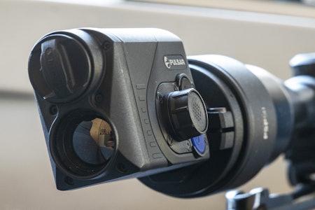 Pulsar Proton XQ30 frontmontert som clip on på kikkertsiktet. Du bør ned i 2x forstørrelse for å få med displayinformasjonen, viser vår test. Pulsar Proton XQ30 frontmontert på kikkertsikte under test.