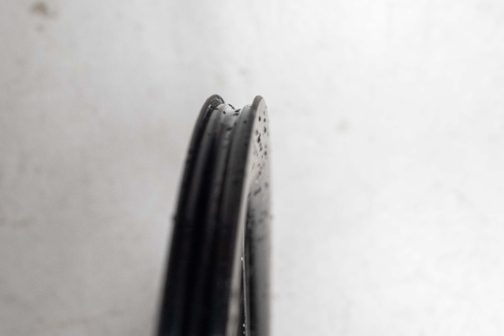 TRADISJONELLE: Shimano har valgt felgring med vanlige «lepper/mothaker» for å holde dekket på plass. Dette gjør den innvendige diameteren smalere, men felgen er kompatibel med langt flere dekk. Foto: Henrik Alpers.