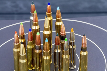 God inntrenging: Man må ofte grave dypt i avisbunken for å finne igjen monolittiske kuler etter testskyting. Homogene kuler og monolittiske kuler stående på skyteskive klar for test til jakta 2022.