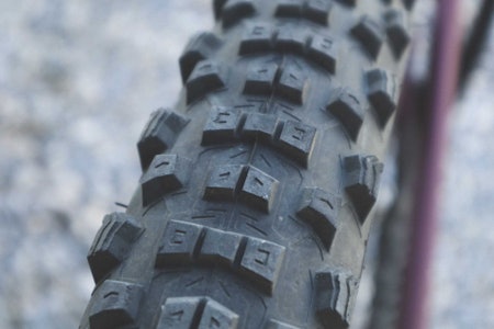 BAKDEKK: Pirelli Scorpion kommer i spesifikke versjoner for fram- og bakhjul. Her er bakdekket montert, med tverrstilte knaster for økt bremsegrep. Foto: Lars Frederic Nordbakken. test av pirelli sykkeldekk