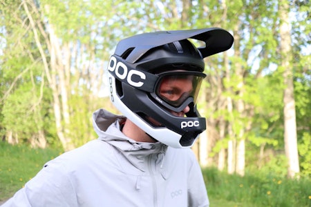 LETT OG LUFTIG: Vi har testet POC Otocon Race MIPS - en ny helhjelm for endurosykling. Foto: Lars Frederic Nordbakken.  test poc otocon helhjelm enduro sykling