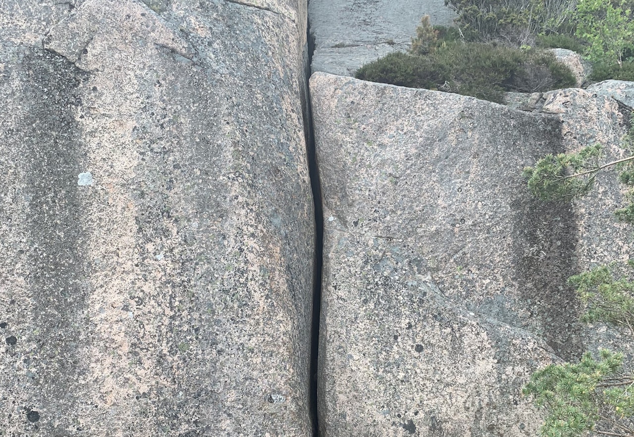 MERKET FOR EVIG: Offwidthen på ruta Tabu i Bohuslän ser ikke slik ut lenger, etter at en klatrer satte fast kneet og redningsmannskapene måtte slå i stykker steinen for å redde klatreren. Foto: Petter Åsander.