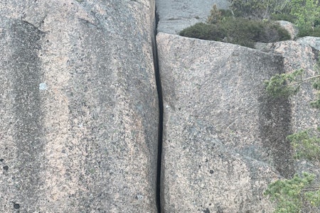 MERKET FOR EVIG: Offwidthen på ruta Tabu i Bohuslän ser ikke slik ut lenger, etter at en klatrer satte fast kneet og redningsmannskapene måtte slå i stykker steinen for å redde klatreren. Foto: Petter Åsander. MERKET FOR EVIG: Offwidthen på ruta Tabu i Bohuslän ser ikke slik ut lenger, etter at en klatrer satte fast kneet og redningsmannskapene måtte slå i stykker steinen for å redde klatreren. Foto: Petter Åsander.