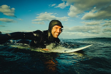 EFFEKTIVT: Kommer du deg ut til bølgene uten å bruk efor mye krefter blir du fort flinkere til å surfe. Foto: Christian Nerdrum Padling surf surfeskole