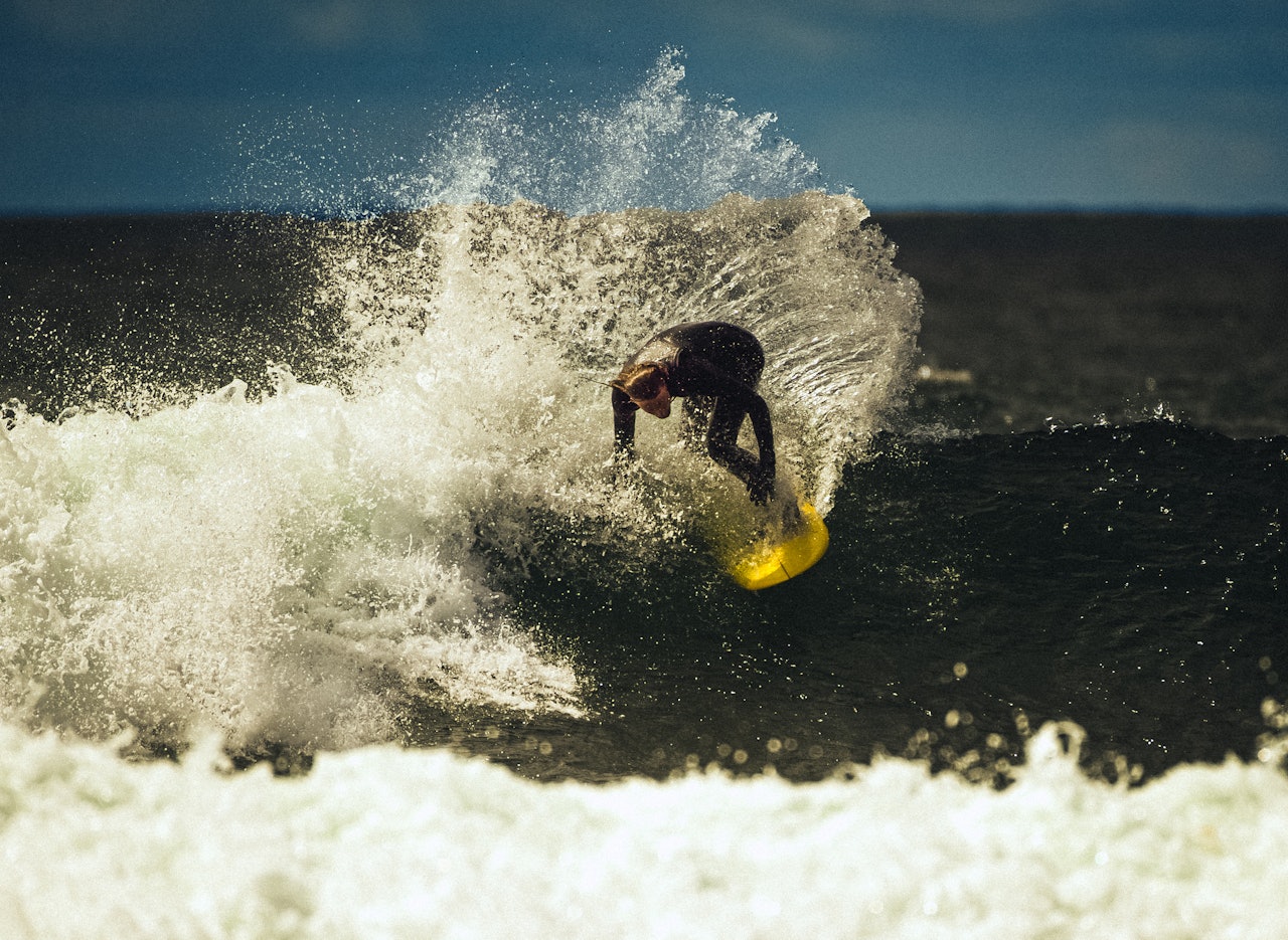 Bjørn Erik Hagen er blant de lokale legendene på Saltstein. Er det bølger i havet, er sannsynligheten også stor for at han dukker opp. Foto: Jens Tybring Bjørn Erik Hagen er blant de lokale legendene på Saltstein. Er det bølger i havet, er sannsynligheten også stor for at han dukker opp. Foto: Jens Tybring