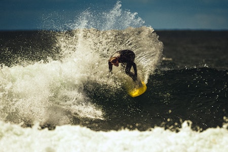 Bjørn Erik Hagen er blant de lokale legendene på Saltstein. Er det bølger i havet, er sannsynligheten også stor for at han dukker opp. Foto: Jens Tybring Bjørn Erik Hagen er blant de lokale legendene på Saltstein. Er det bølger i havet, er sannsynligheten også stor for at han dukker opp. Foto: Jens Tybring