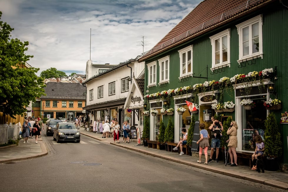 GATELIV: En liten time sør for Oslo ligger Drøbak, som er det perfekte målet for en kortreist kaffetur. Foto: Marcus Liebold.