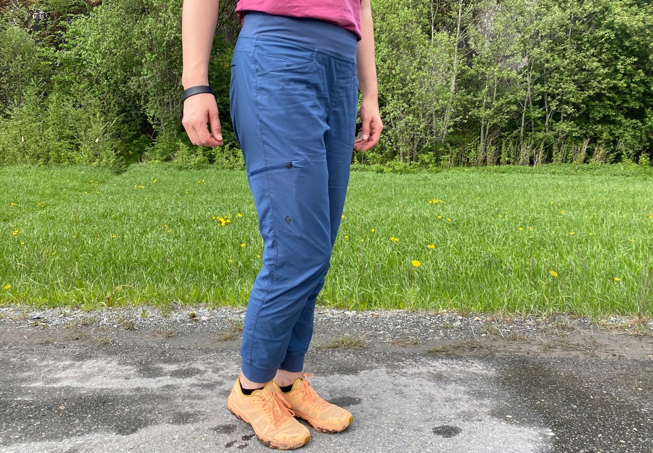 JOGGER PANTS: Svært komfortabel klatrebukse fra Black Diamond Black Diamond technician jogger pants klatrebukse test