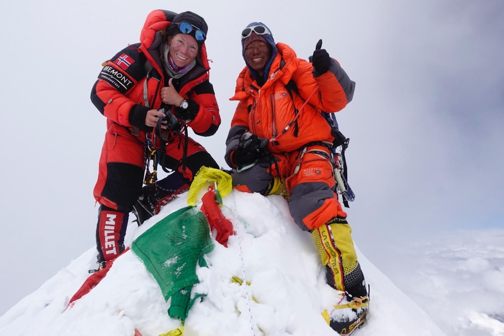 MAKULU: Her er Harila på toppen av Makalu, sammen med sherpaen Pasang Dawa Sherpa. Foto: 8K Expeditions