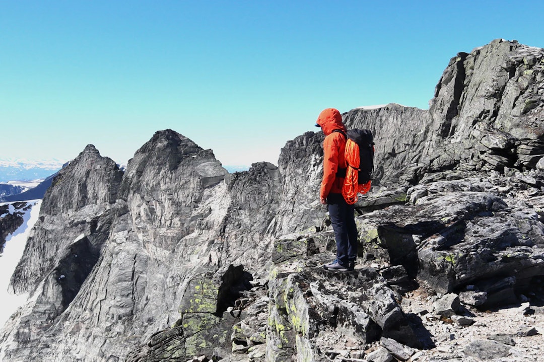 TIL FJELLS: Kravene til en fjellklatrebukse er litt andre enn til en bukse for klippeklatring i lavlandet. Foto: Siv-Elin Skogen