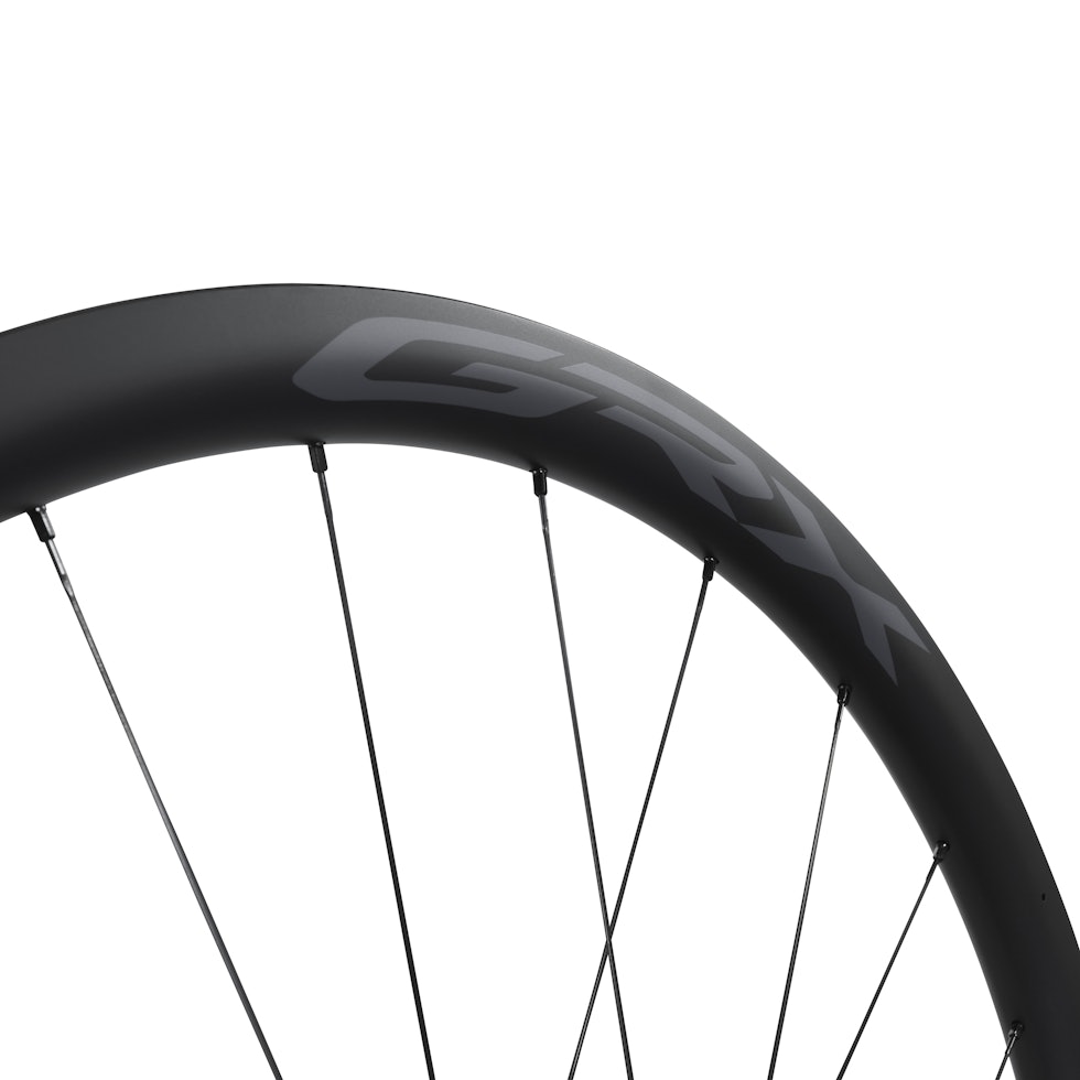 LAVPROFIL: 32 mm felgprofil tar ikke vind. 25 mm innvendig felgbredde støtter breie dekk. SHimano GRX karbonhjul