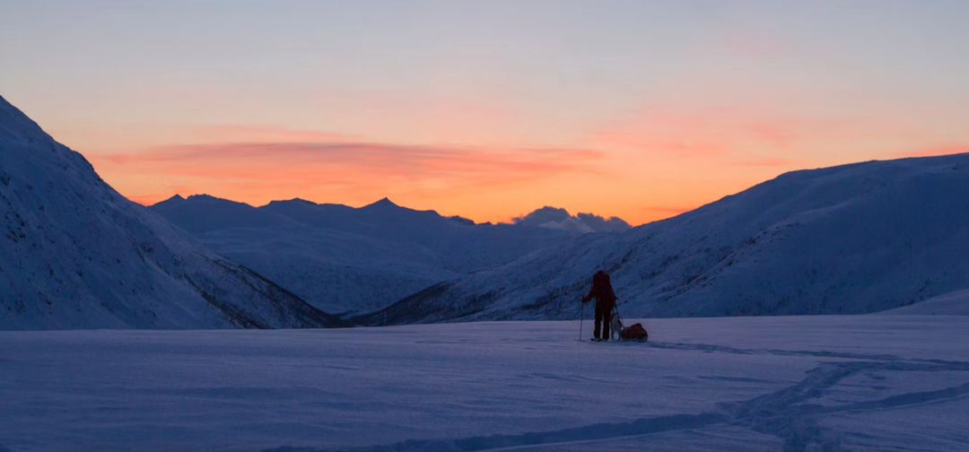 VINTER-SENJA: Mellom de to dypeste og mest skogkledde dalene på Senja, ligger Heggetuva. Her trakk vi pusten og inhalerte litt vakker utsikt, før ruta stupte ned i skogen igjen. Foto: Magnus Davidsen senja