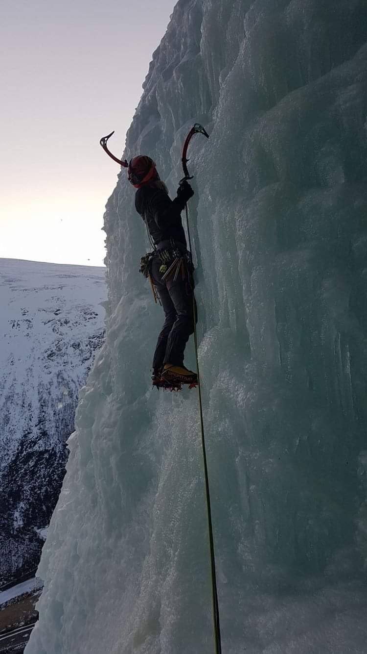HELE ÅRET: Monica klatrer året rundt, her på isklatring i Drivdalen. Foto: Privat