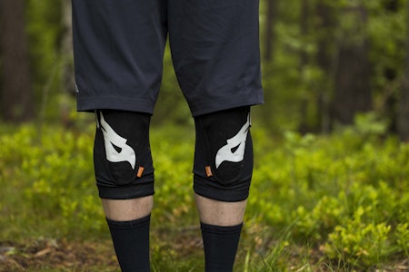 TIL STISYKLING: Bluegrass sine knebeskyttere er slanke og komfortable å sykle med. Foto: Snorre Veggan. test knebeskytter sykkel bluegrass