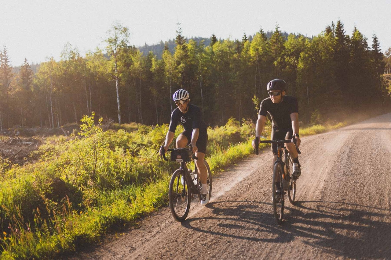 LANGTUR: I Nordmarka sykler vi skulder ved skulder, enten det er kort eller langt. Velkommen til endeløse turer i solnedgang! Foto: Kristoffer Kippernes.
