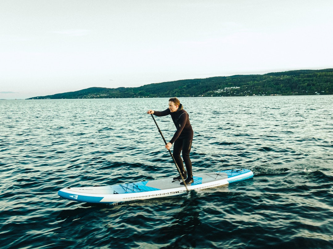 SPRING I BRETTET: På grunn av et ganske markant spring i brettet, får SIC-brettet egenskaper som gjør den kapabel i elv og surf. Foto: Christian Nerdrum