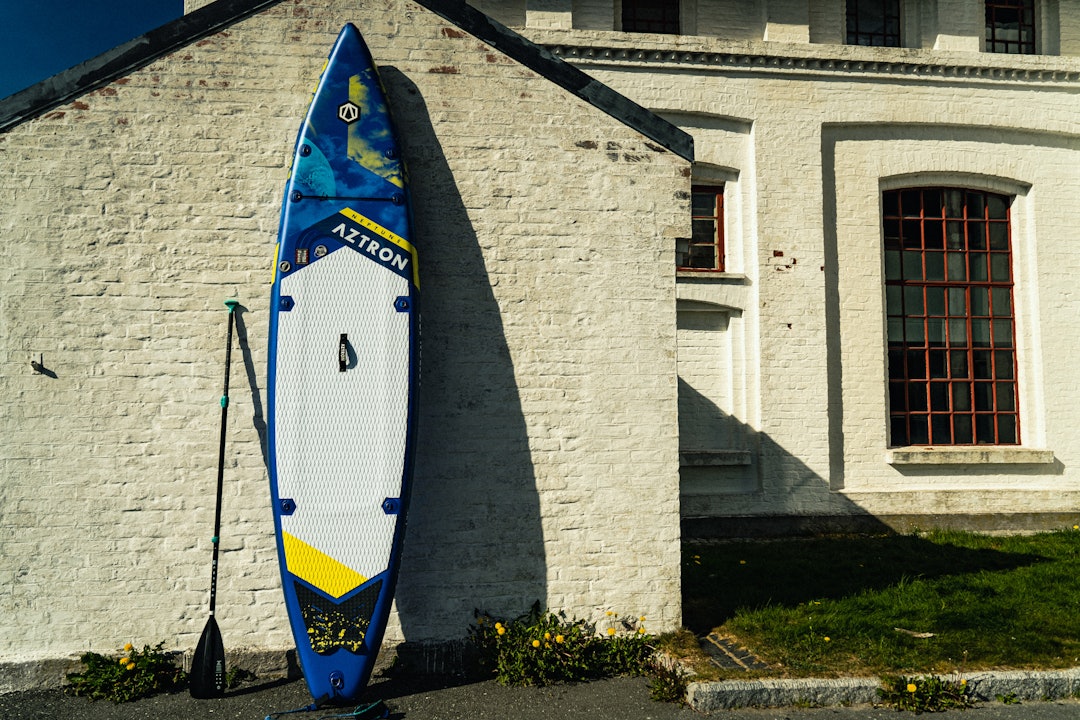 381 CM: Aztron Neptune Touring 12'6 er en lang og slank SUP. Foto: Christian Nerdrum 381 CM: Aztron Neptune Touring 12'6 er en lang og slank SUP. Foto: Christian Nerdrum