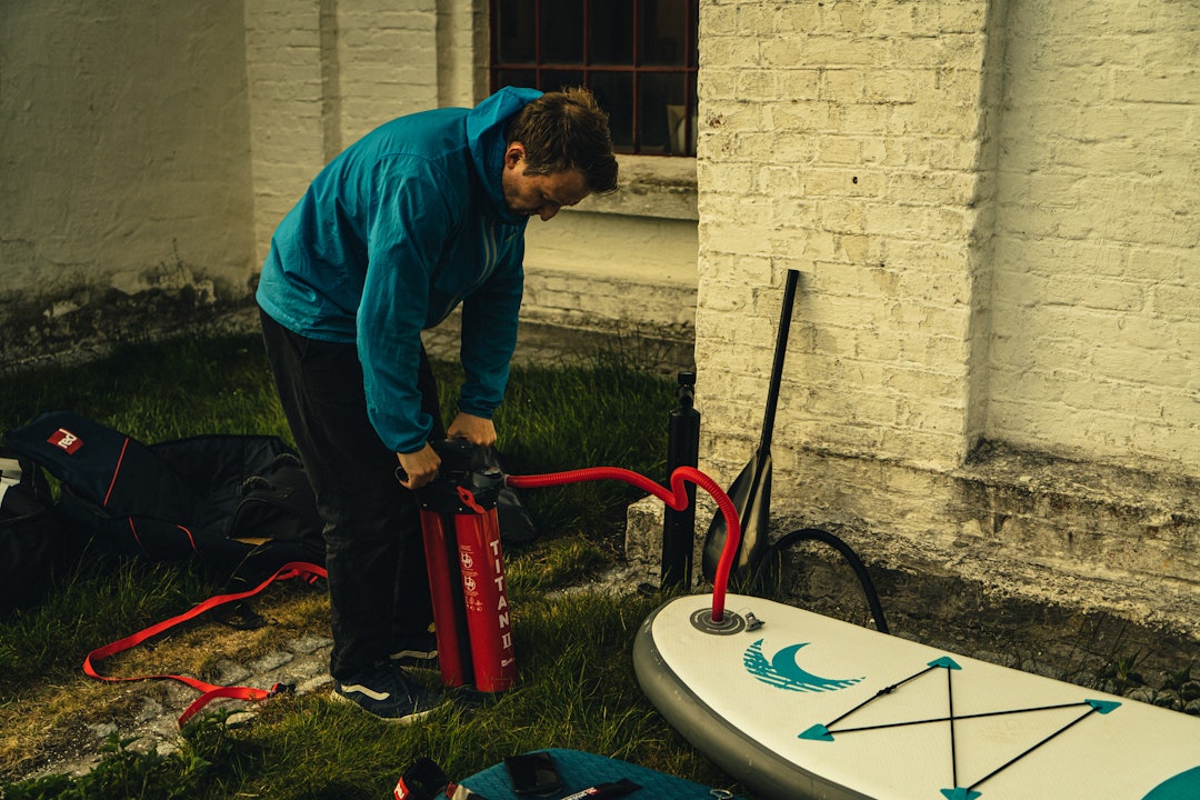 TEST: Pumpene ble testet litt om hverandre, blant annet for å sjekke om trykkmålerene viste det samme. Det gjorde de stort sett. Foto: Christian Nerdrum