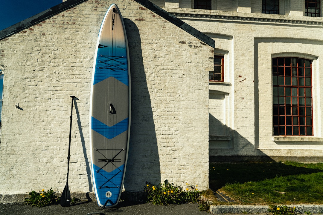 BRETT MED ROCKER: SIC Tao Air Glide Tour er en lang og slank SUP med lekne egenskaper. Foto: Christian Nerdrum BRETT MED ROCKER: SIC Tao Air Glide Tour er en lang og slank SUP med lekne egenskaper. Foto: Christian Nerdrum