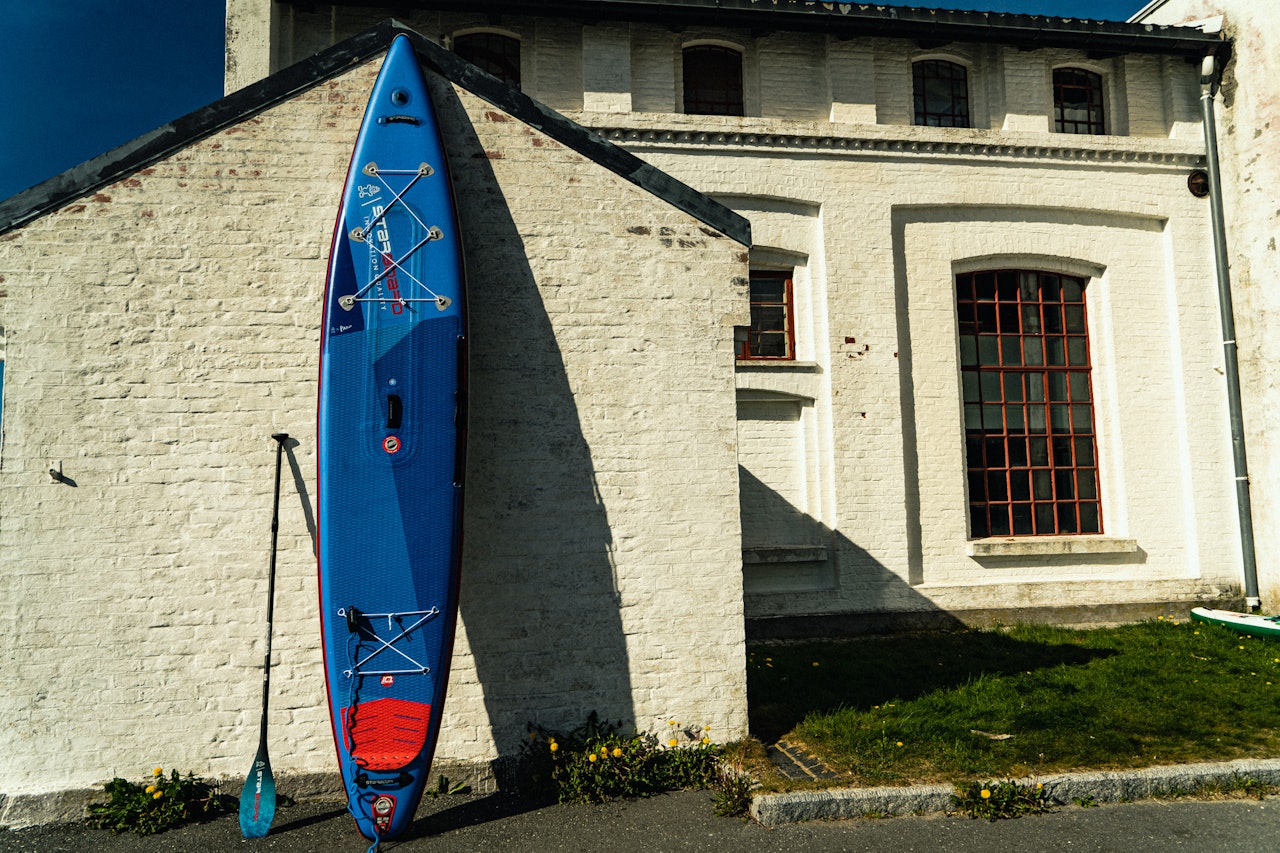 EN LEDESTJERNE: Starboard Touring 14´0” Double Chamber er 426,2 cm , 355 liter og det lengste i hele testen til Utemagasinet. Foto: Christian Nerdrum