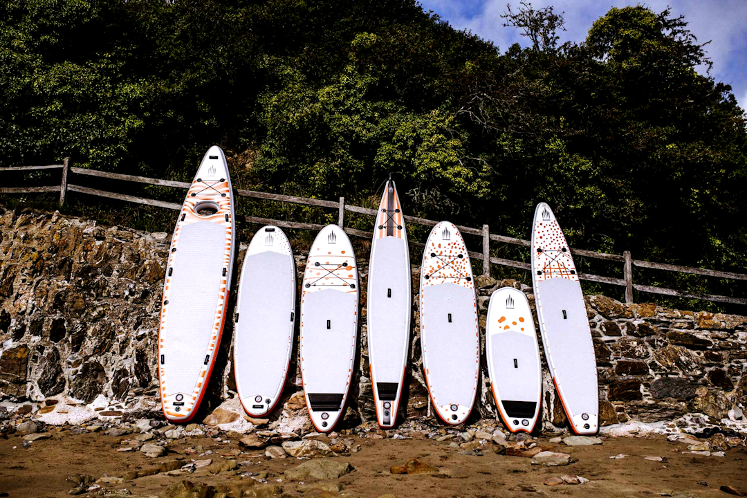 FLERE FASONGER: De lange og spisse brettene går inn i touring-kategorien, mens de kortere og buttere brettene regnes som allround. De korteste brettene er lekebrett, eller brett til bølgesurfing. Her Shark-brett fra Surf-sup.no FLERE FASONGER: De lange og spisse brettene går inn i touring-kategorien, mens de kortere og buttere brettene regnes som allround. De korteste brettene er lekebrett, eller brett til bølgesurfing. Her Shark-brett fra Surf-sup.no