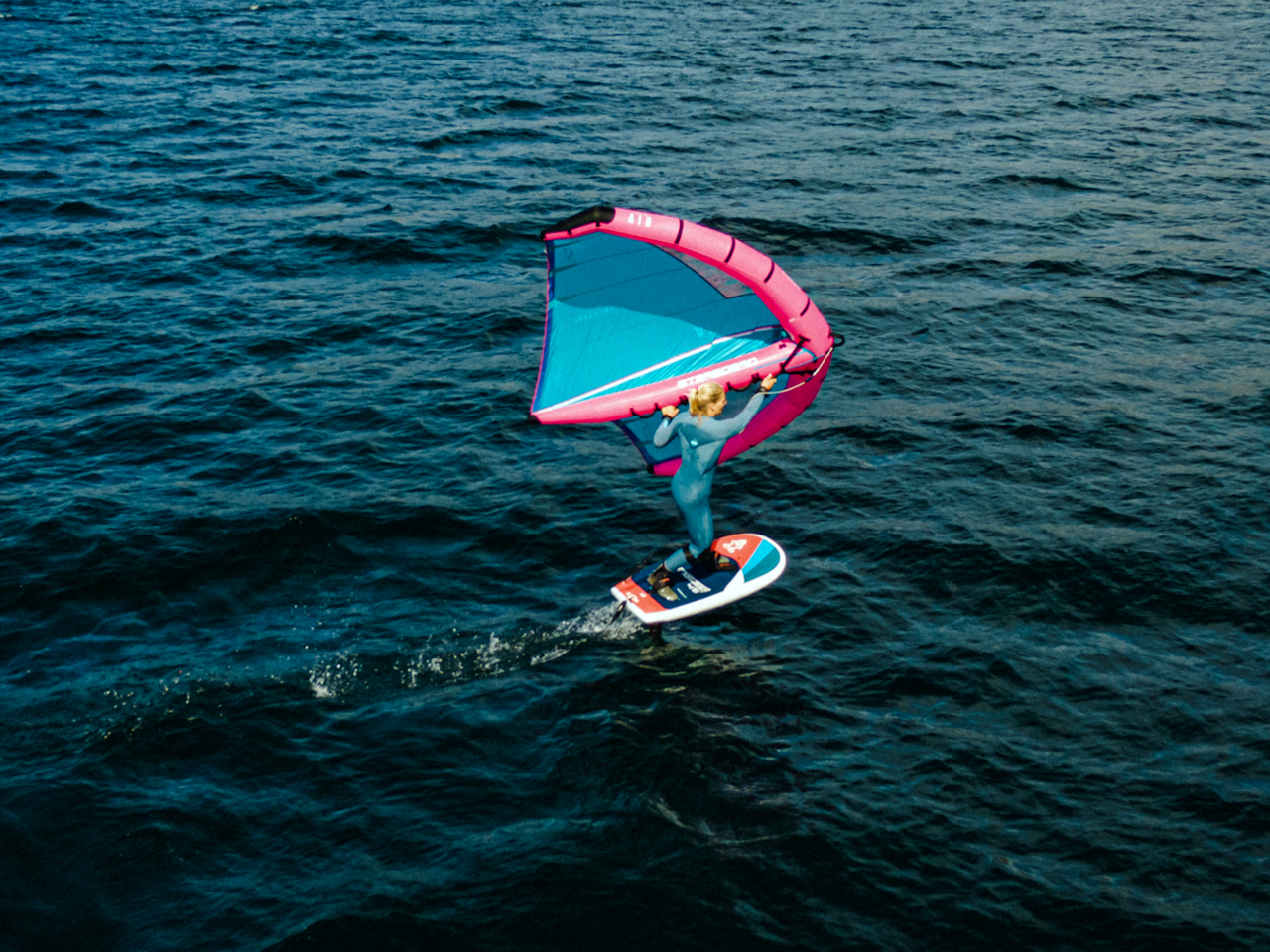 FLYR I LITE VIND: Mange tenker wingfoiling er et lettvindsalternativ til windsurfing, men etterhvert som man kommer i gang opplever man også hvor bra det fungerer når det blåser mye. (bildet Oda Johanne Stokstad Brødholt). Foto: Christian Nerdrum
