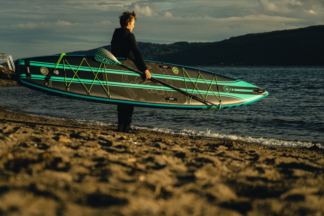 TOURING-SUP: Kenneth Erlandsen på vei ut med Black Cat sin Black Witch på 14 fot. Foto: Christian Nerdrum TOURING-SUP: Kenneth Erlandsen på vei ut med Black Cat sin Black Witch på 14 fot. Foto: Christian Nerdrum