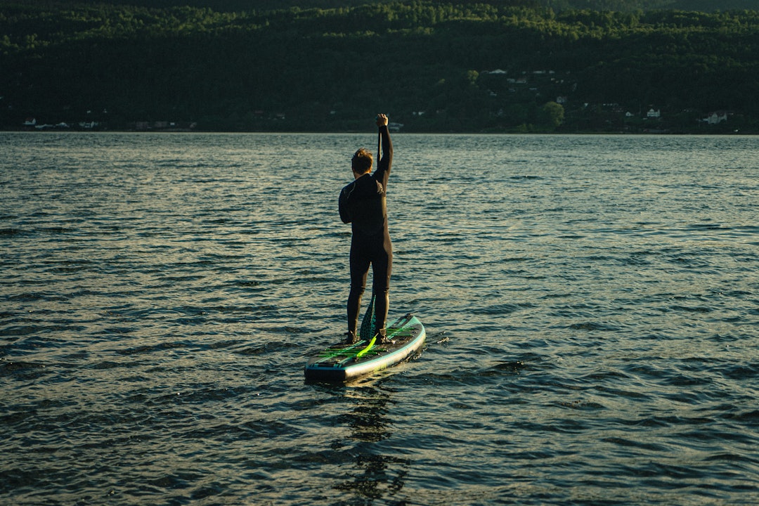 ÅRENS LENGDE: Lengde på åra er en smakssak, men om du måler fra bakken og opp til håndleddet, så gjør du ikke mye galt. I mye sjø eller ved ekstra aktiv padling, kan det være fint å gjøre den kortere. Foto: Christian Nerdrum