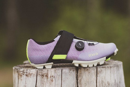 FRISK: Ingen tradisjonelle farger eller designløsninger her - Fizik Vento Ferox Carbon er noe nyskapende. Foto: Kristoffer H. Kippernes. test av fizik sykkelsko