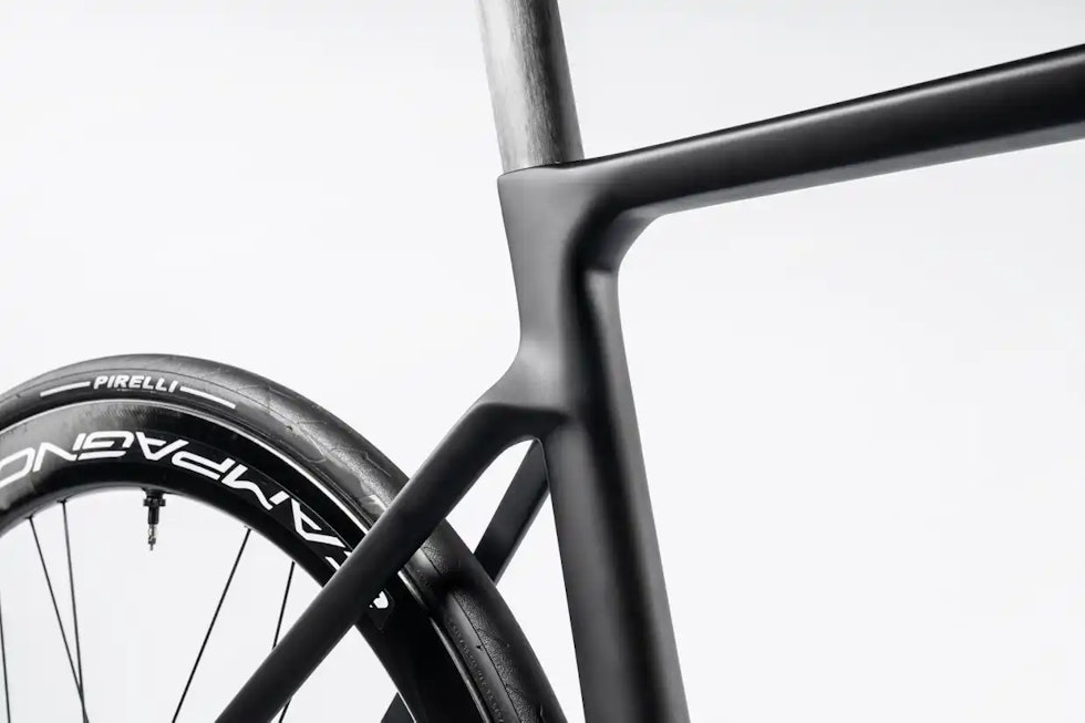 LITT MER AERO: Overgangen mellom setestag og seterør har fått en liten aeroprofil Colnago Prototipo