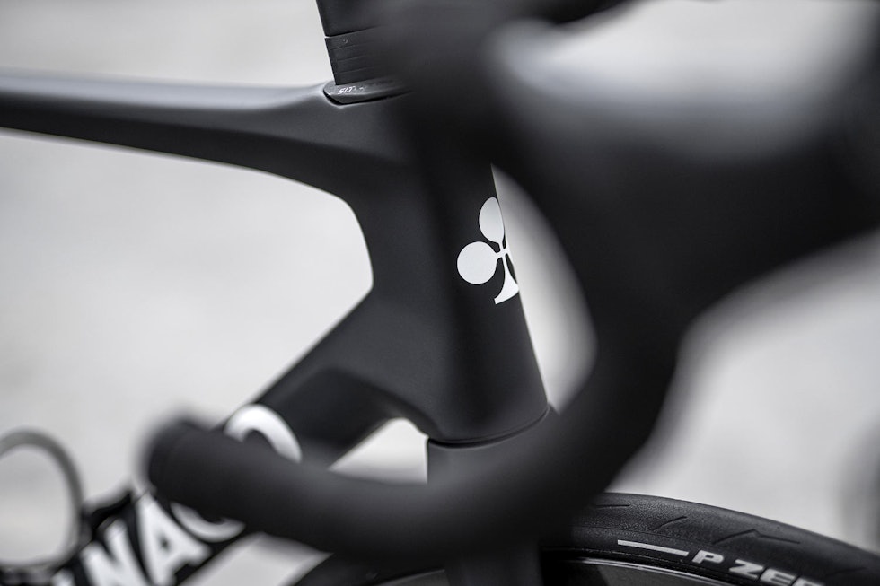 VINGEFORM: Overgangene fra styrerør til over- og underrør har fått en subtil vingeform Colnago Prototipo