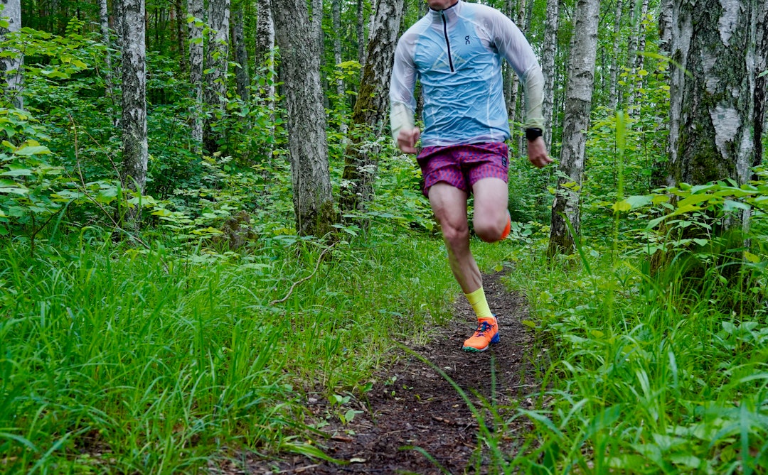 LETT SOM INGENTING: On Zero veier litt mer enn en pastilleske, men holder deg tørr og ganske varm. Foto: Gunhild Aaslie Soldal  Test av On Zero løpejakke