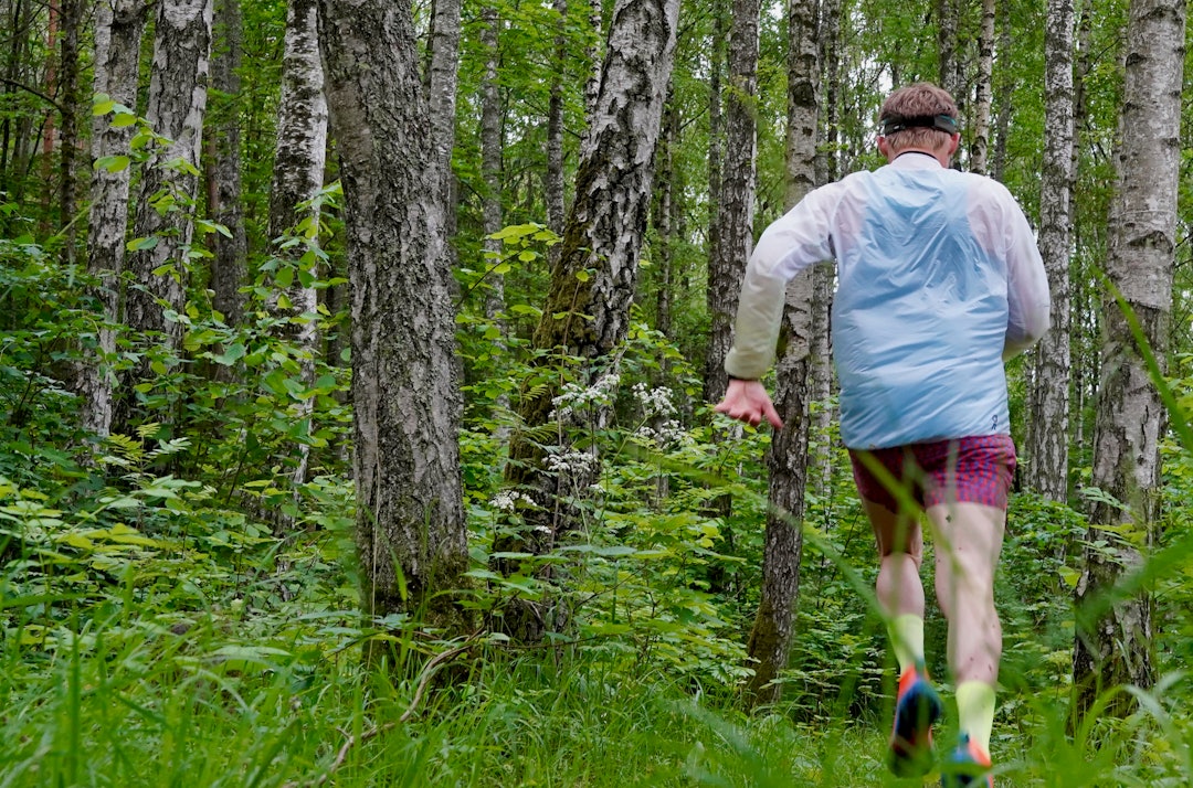I VARMT VÆR: Selv i shortsvær kan det være digg med en vann- og vindtett anorakk. Foto: Gunhild Aaslie Soldal  Test av On Zero løpejakke