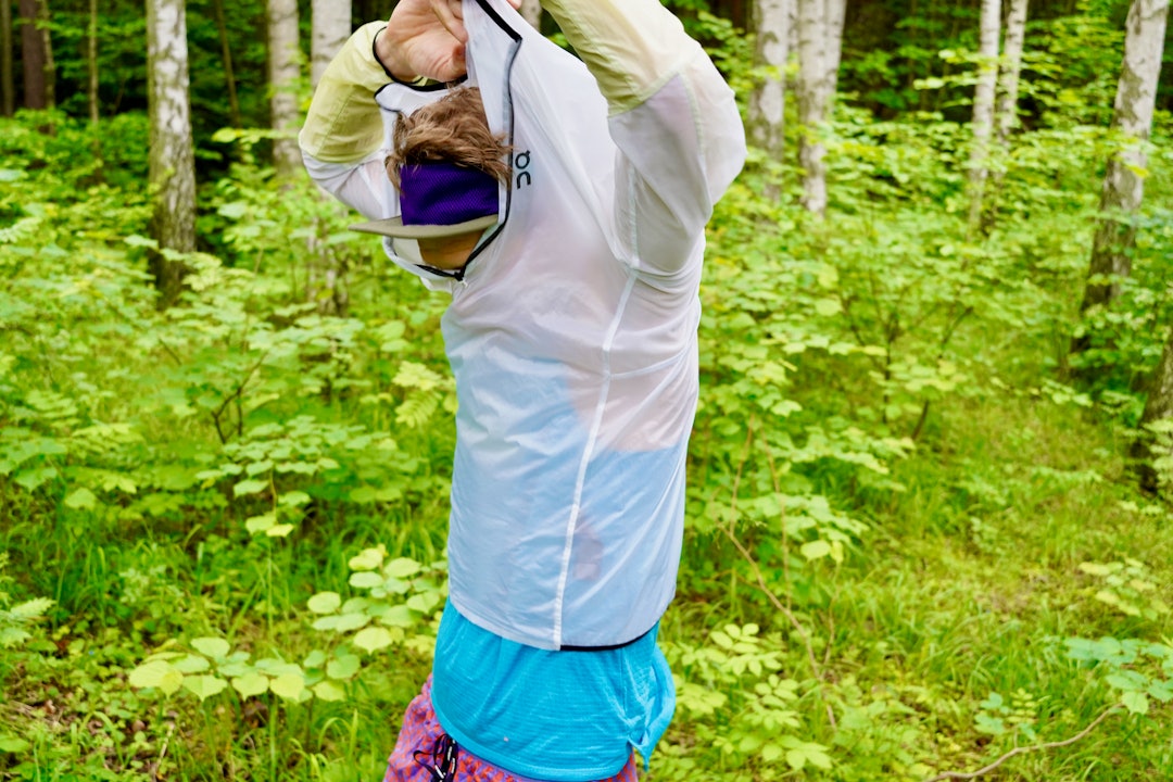 TRANG OVER RYGG OG BRYST: Det kan være litt krevende å trekke anorakken over hodet. Foto: Gunhild Aaslie Soldal  Test av On Zero løpejakke
