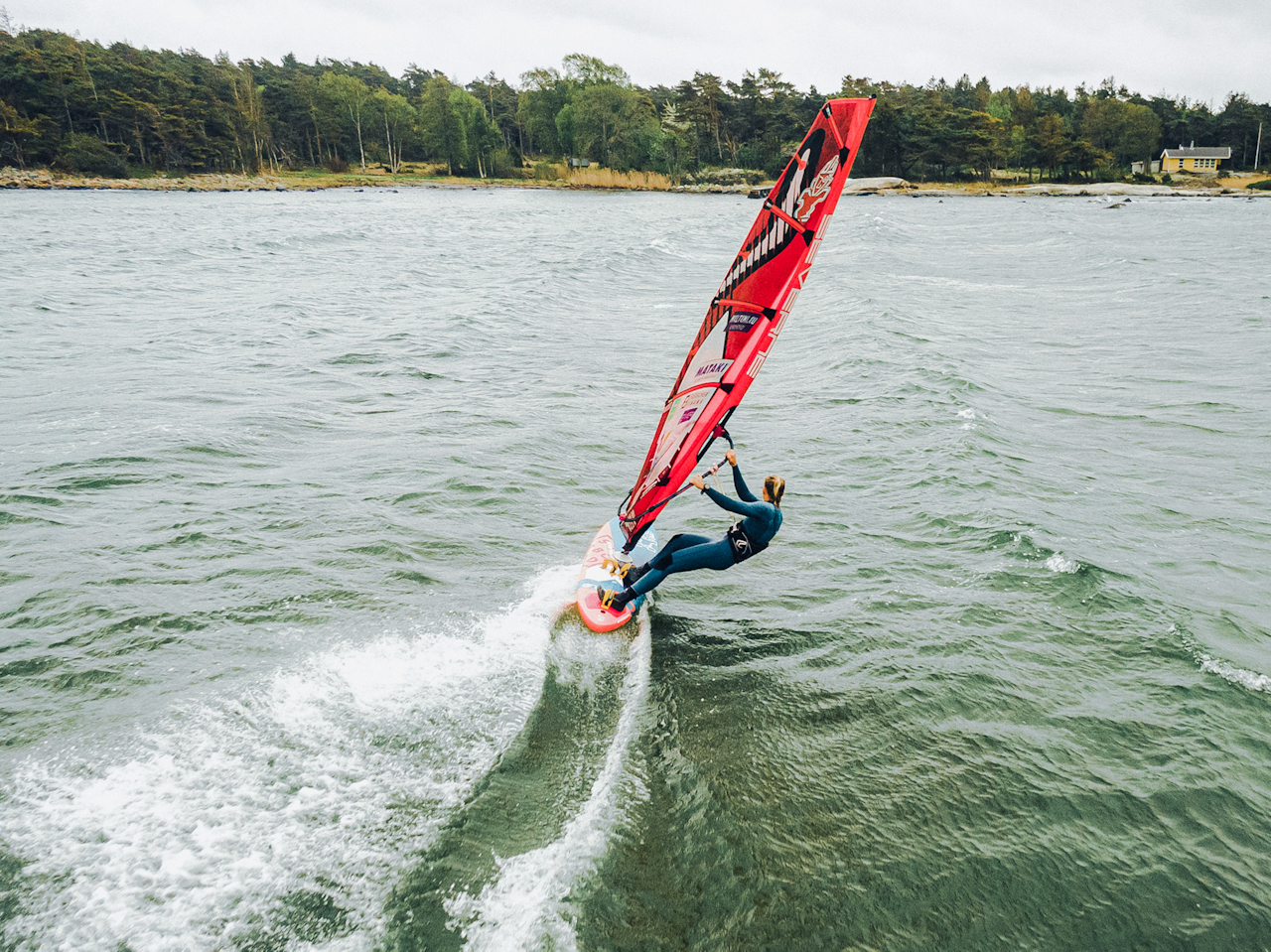 FOTSTROPPER: Veien videre som windsurfer går via fotstroppene. Også for Oda Johanne Stokstad Brødholt. Foto: Christian Nerdrum FOTSTROPPER: Veien videre som windsurfer går via fotstroppene. Også for Oda Johanne Stokstad Brødholt. Foto: Christian Nerdrum