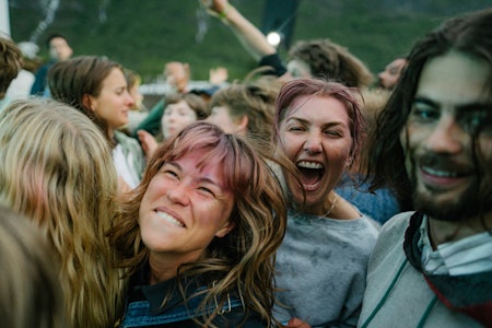 TRADISJON FOR FEST: God stemning på Folven, som alltid. Foto: Brynjar Tvedt