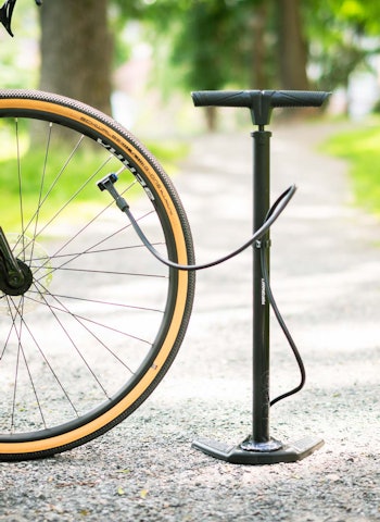 PUMP IT UP: Hvor mye trykk skal jeg ha i dekket på en gravelsykkel? Foto: Henrik Alpers. PUMP IT UP: Hvor mye trykk skal jeg ha i dekket på en gravelsykkel? Foto: Henrik Alpers.