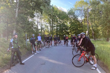 TIDLIG PÅ'N: Oslo Dawn Patrol har nybegynnerturer hver torsdag frem til sommerferien. Her poserer en av gruppene før vending tilbake til byen. Foto: Petter Bodman