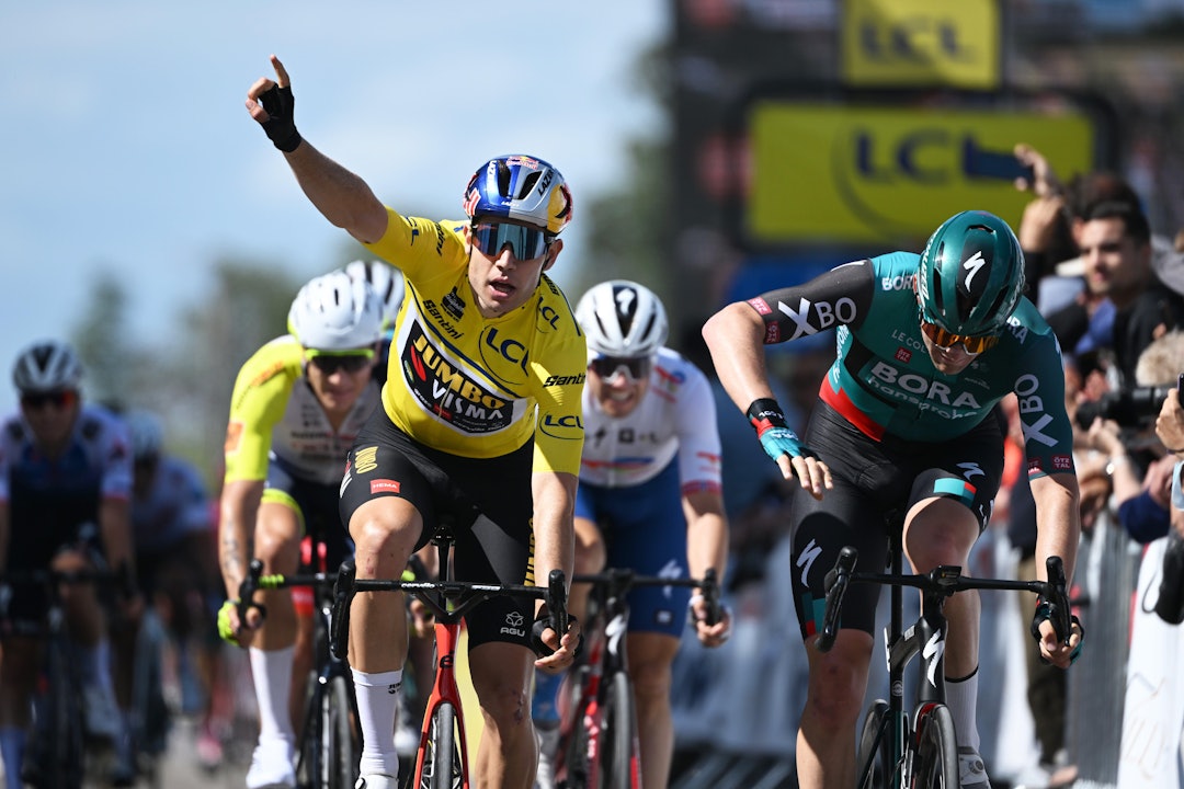 SOLIDE PRESTASJONER: Boasson-Hagen (i hvitt, bak) kjempet helt i toppen på flere etapper i Critérium du Dauphiné. Foto: Cor Vos