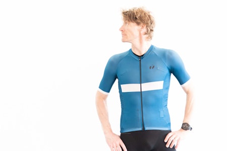 STRAM OG GLATT: Trimtex Vitric 2.0 er tynn og lett i stoffet. Passformen er ettersittende. Foto: Henrik Alpers Test av Trimtex Vitric 2.0