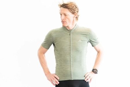 FYLDIG MATERIALE: 7Mesh Horizon har litt romsligere passform og noe tykkere stoff enn aerotrøyene. Foto: Henrik Alpers Test av 7Mesh Horizon