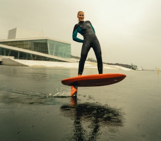 OPERAFANTOMET: Oda Johanne Stokstad Brødholt følte for å gi oslogryta en sjanse med foilbrettet. Foto: Christian Nerdrum jente som surfer foran operahuset i Oslo
