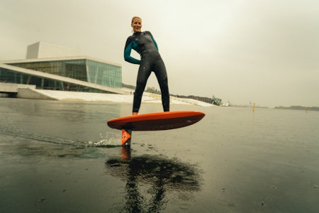OPERAFANTOMET: Oda Johanne Stokstad Brødholt følte for å gi oslogryta en sjanse med foilbrettet. Foto: Christian Nerdrum jente som surfer foran operahuset i Oslo