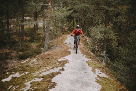 KARAKTERISTISK: Svabergrygger som dette er noe av det som har gjort Østmarka til et av de mest populære områdene for sykling i Norge. Nå arbeides det med å gjøre store deler av området til nasjonalpark. Foto: Kristoffer H. Kippernes. nasjonalpark østmarka sykling