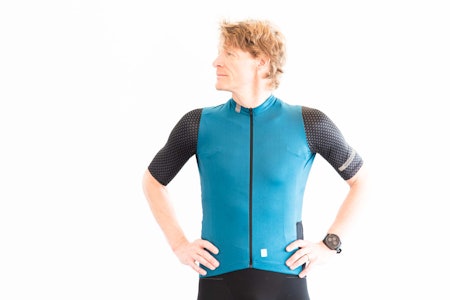 IKKE BARE GIR: Shimano Evolve er en ettersittende aerotrøye med ekstra lomme og raust med refleks. Foto: Henrik Alpers Test av Shimano Evolve sykkeltrøye