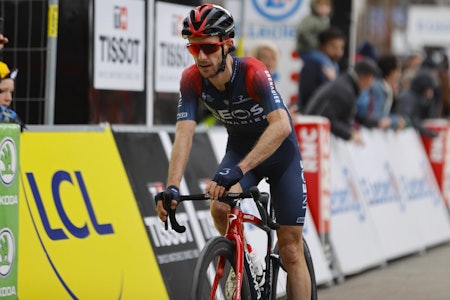 SMITTET: Adam Yates (Ineos Grenadiers) er blant flere ryttere som har testet positivt i Tour de Suisse. Her er briten avbildet under Paris-Nice tidligere i år. Foto: Cor Vos