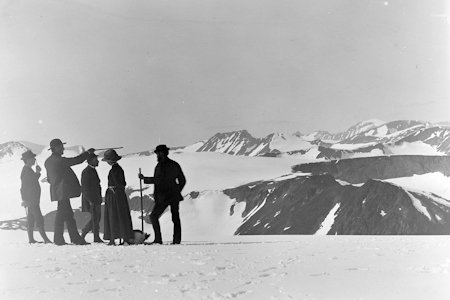 JUBILEUM: For 180 år siden ble Galdhøpiggen utpekt til Norges høyeste fjell. Foto: Axel Lindahl, Norsk Folkemuseum  JUBILEUM: For 180 år siden ble Galdhøpiggen utpekt til Norges høyeste fjell. Foto: Axel Lindahl, Norsk Folkemuseum