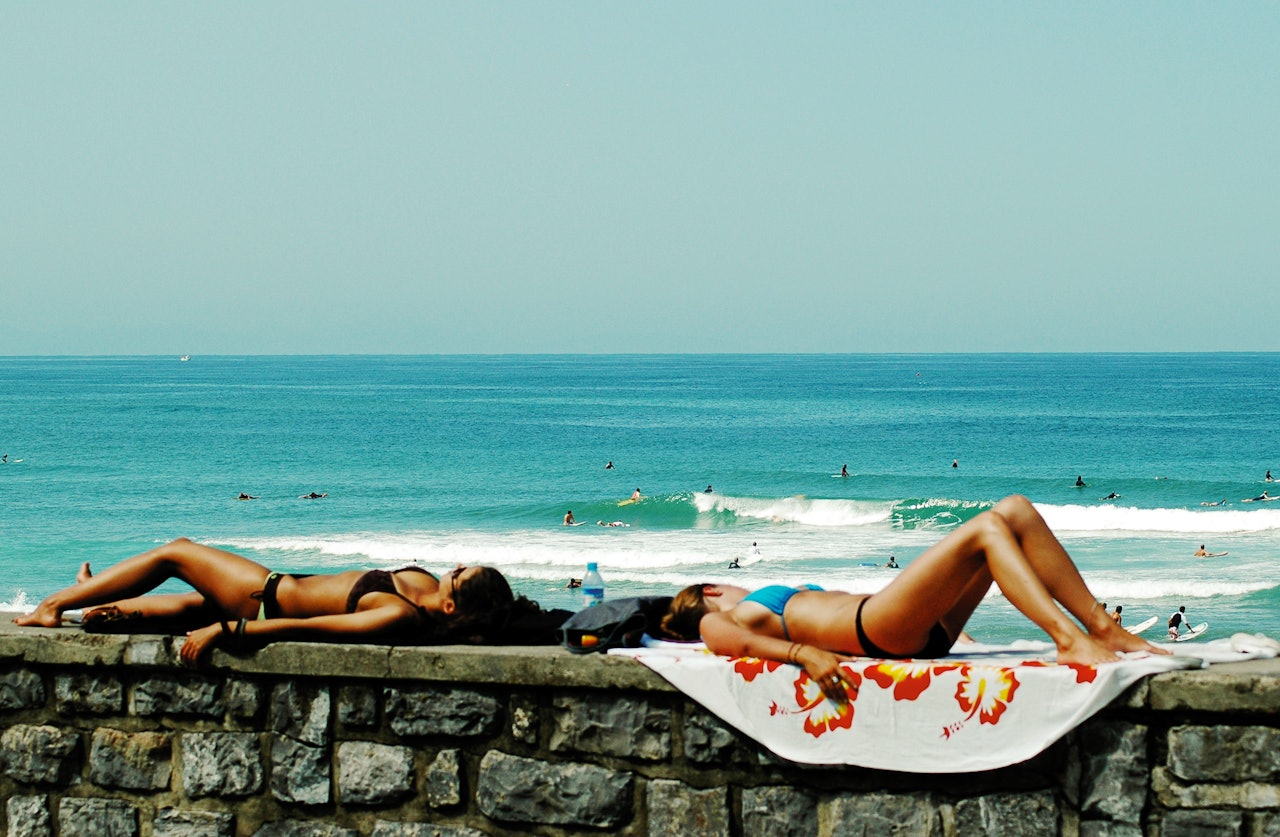 LETTKLEDD SURF: Plage de la Cote des Basques ligger rett utenfor sentrum av Biarritz. En herlig strand som av og til byr på gode bølger. Settingen for en avslappet padletur kan uansett ikke bli bedre! Foto: Hans Kristian Krohg-Hansen